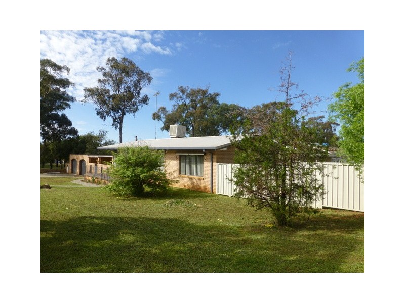 11 Hodges Street, Parkes NSW 2870