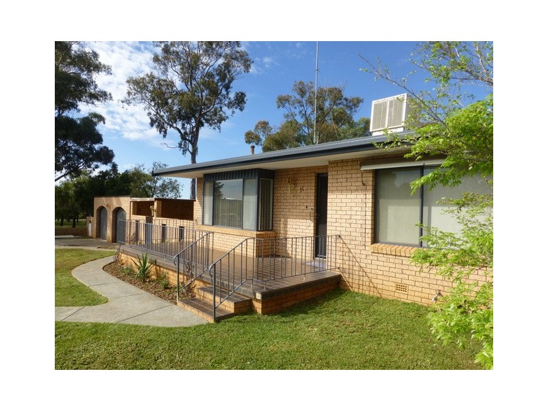 11 Hodges Street, Parkes NSW 2870