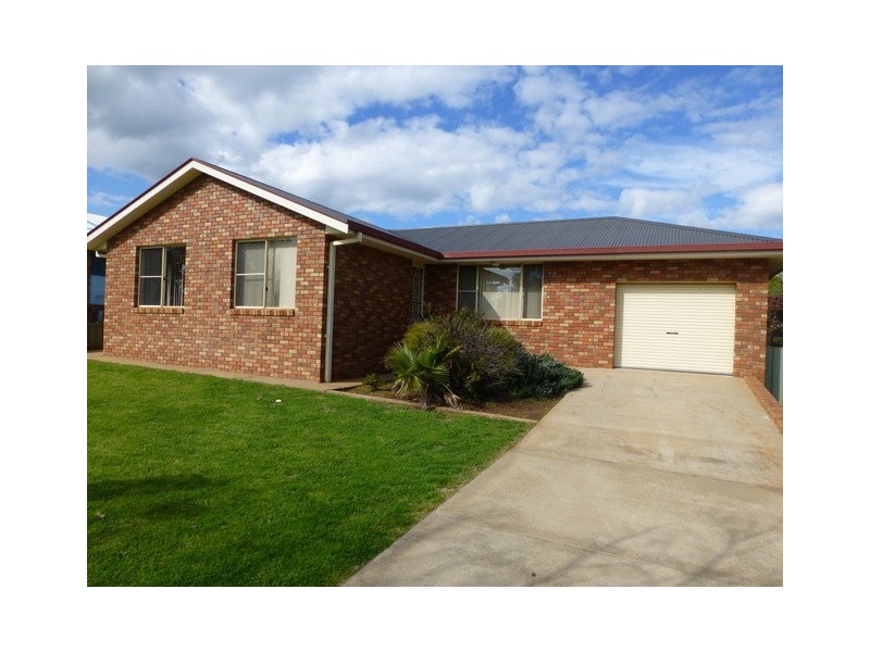 5 Hazelbank Avenue, Parkes NSW 2870