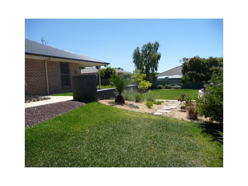 8 Vaucluse Place, Parkes NSW 2870
