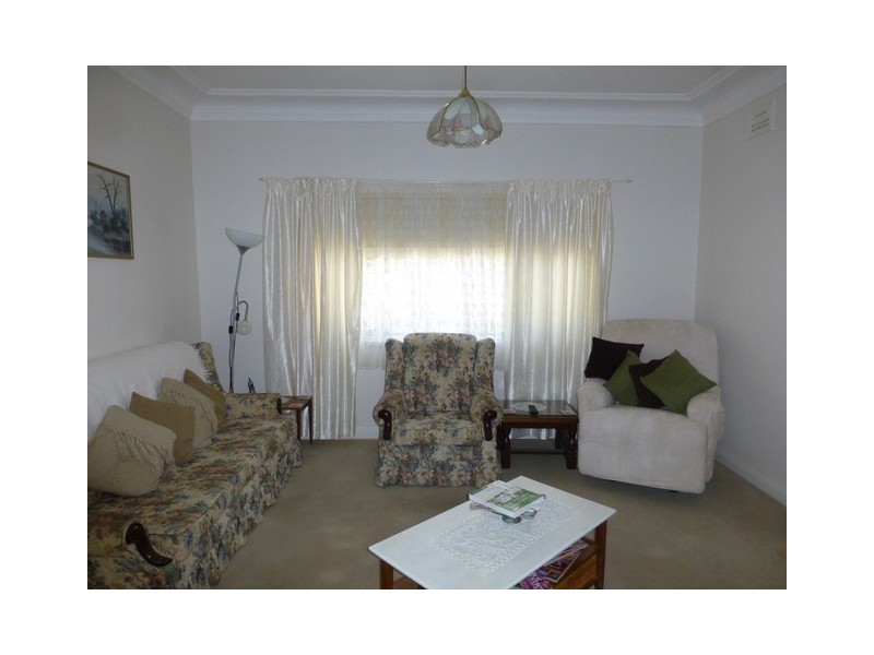 24 Armstrong Street, Parkes NSW 2870