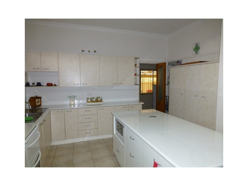 24 Armstrong Street, Parkes NSW 2870