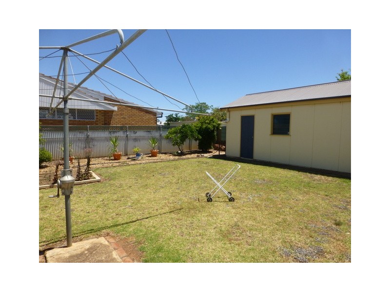24 Armstrong Street, Parkes NSW 2870