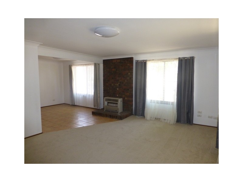 12 Thomas Street, Parkes NSW 2870