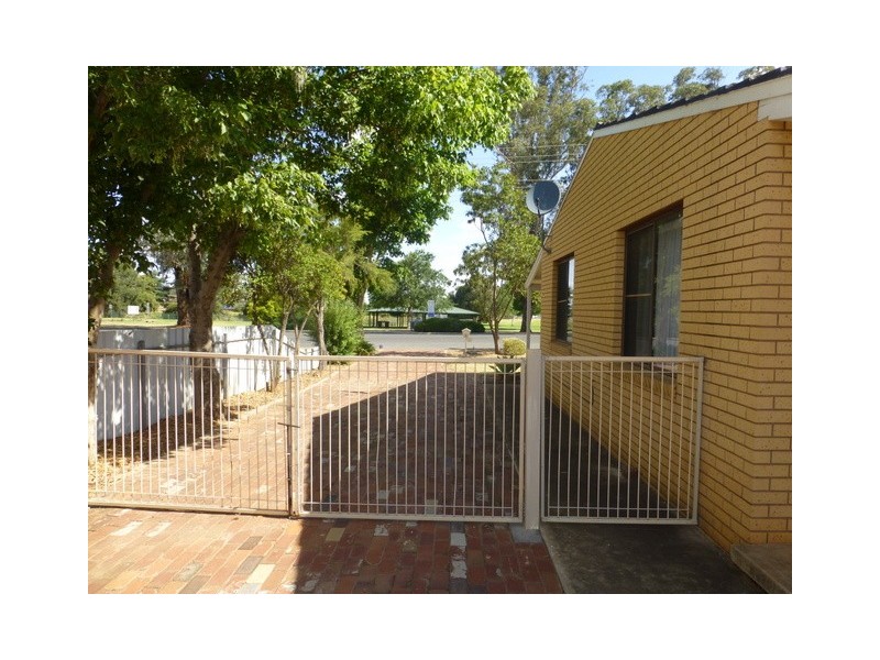 12 Thomas Street, Parkes NSW 2870