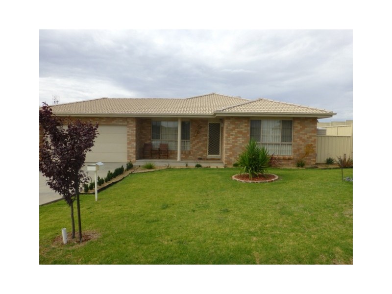 5 Vaucluse Place, Parkes NSW 2870
