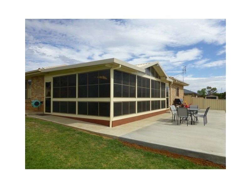 5 Vaucluse Place, Parkes NSW 2870