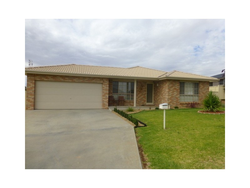 5 Vaucluse Place, Parkes NSW 2870