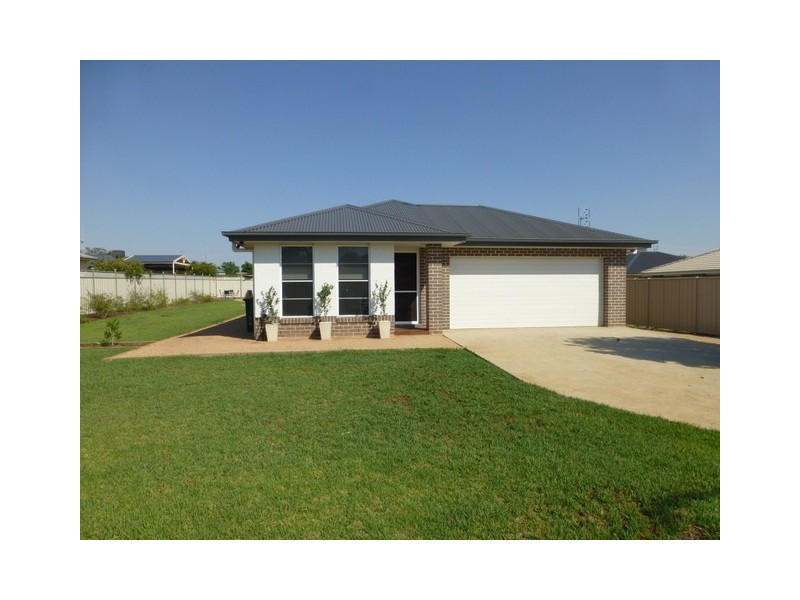 4 Marie Rose Close, Parkes NSW 2870