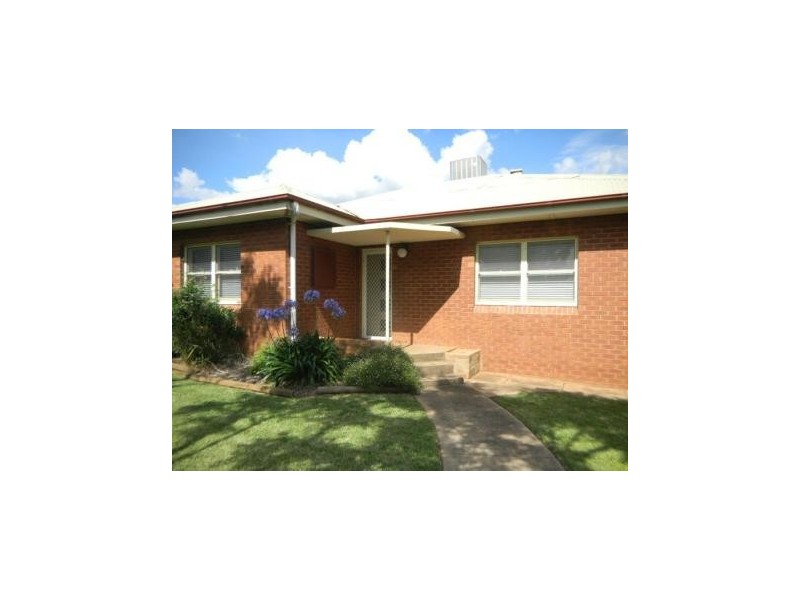 17 East Street, Parkes NSW 2870