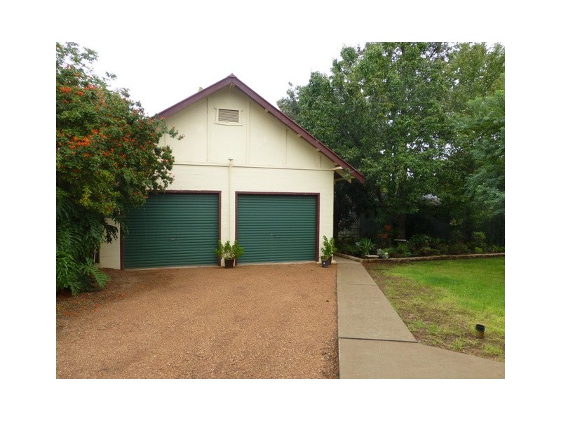 90 Euchie Street, Peak Hill NSW 2869