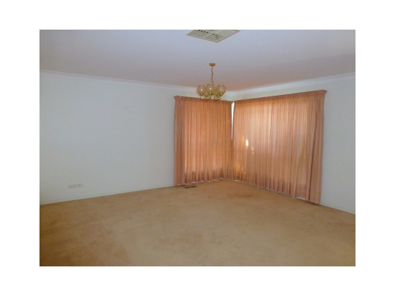 8 Glengowrie Close, Parkes NSW 2870