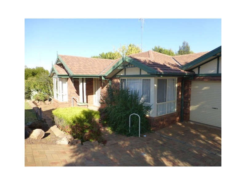 8 Glengowrie Close, Parkes NSW 2870