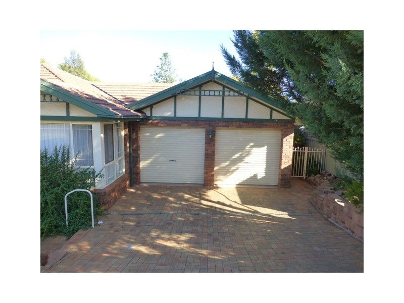 8 Glengowrie Close, Parkes NSW 2870