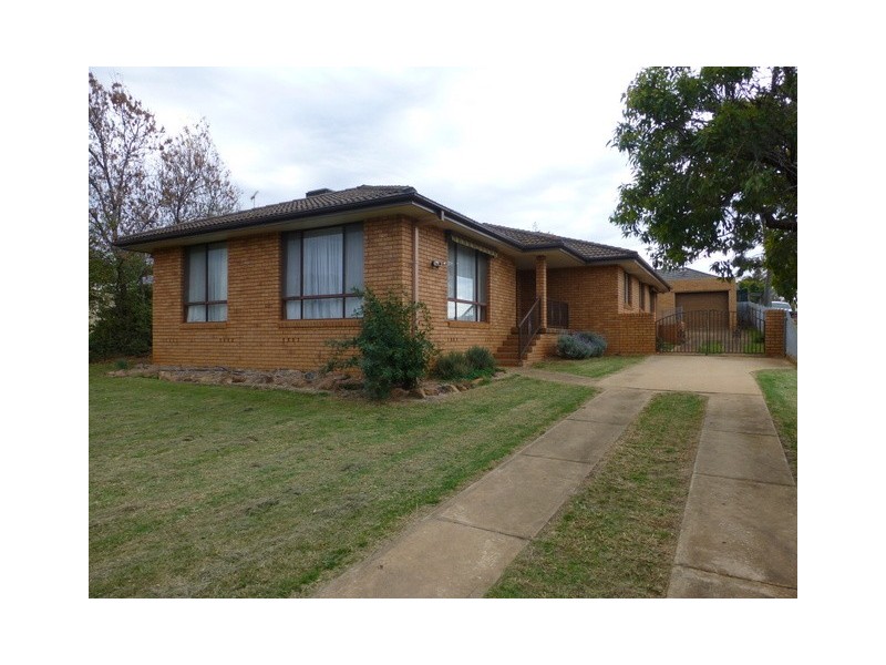 42 Molong Road, Parkes NSW 2870