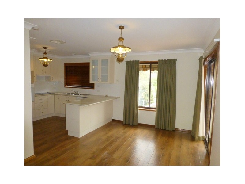 42 Molong Road, Parkes NSW 2870