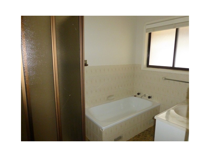 42 Molong Road, Parkes NSW 2870