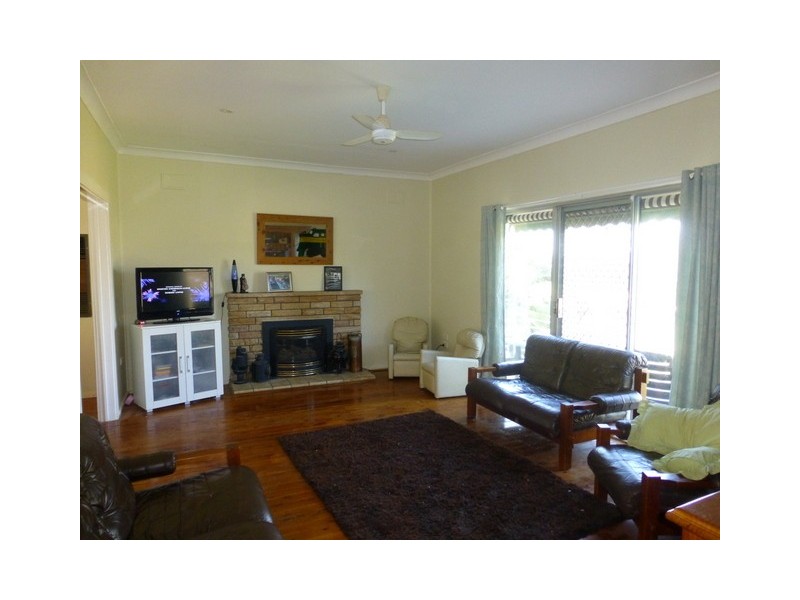 18 Evans Parade, Parkes NSW 2870