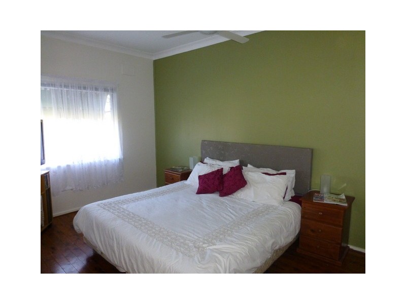 18 Evans Parade, Parkes NSW 2870