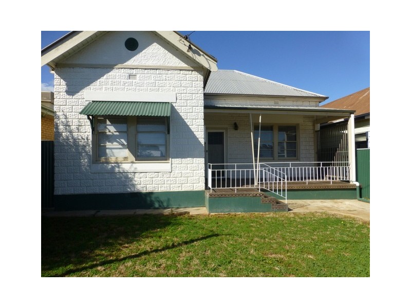 111 Currajong Street, Parkes NSW 2870