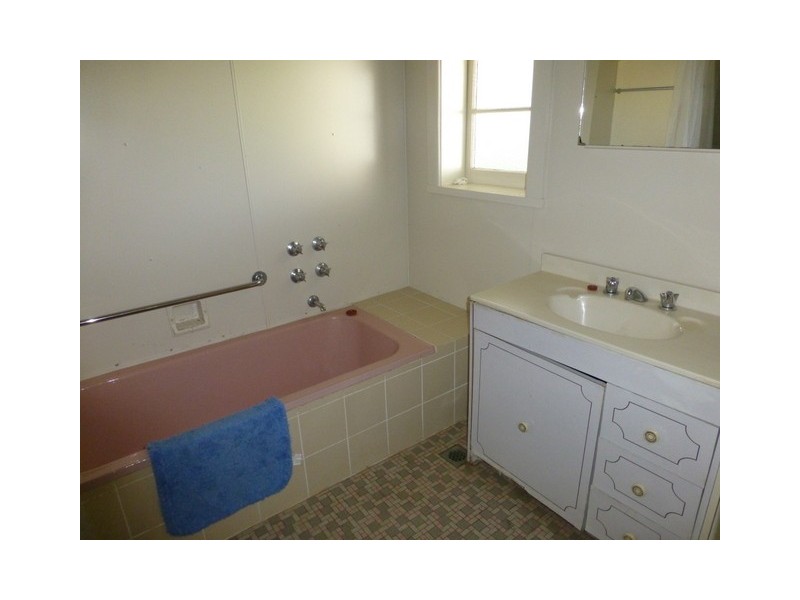 111 Currajong Street, Parkes NSW 2870