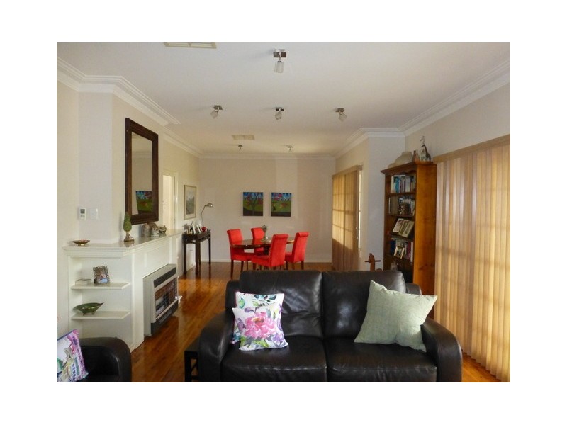 16 Molong Road, Parkes NSW 2870