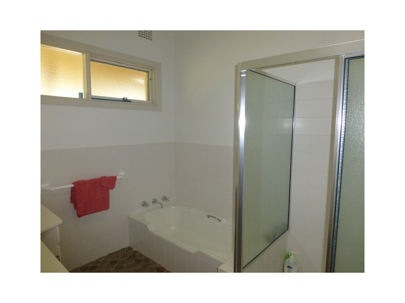 16 Molong Road, Parkes NSW 2870