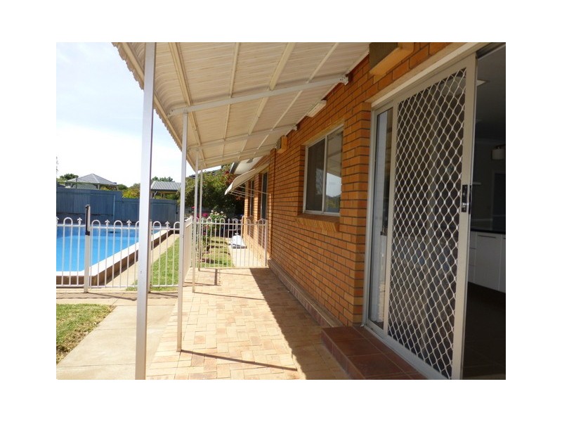 2 Jones Street, Parkes NSW 2870