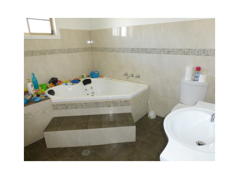 15 Glenwarrie Place, Parkes NSW 2870