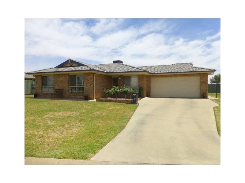 4 Mossgiel Place, Parkes NSW 2870