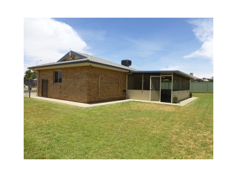 4 Mossgiel Place, Parkes NSW 2870