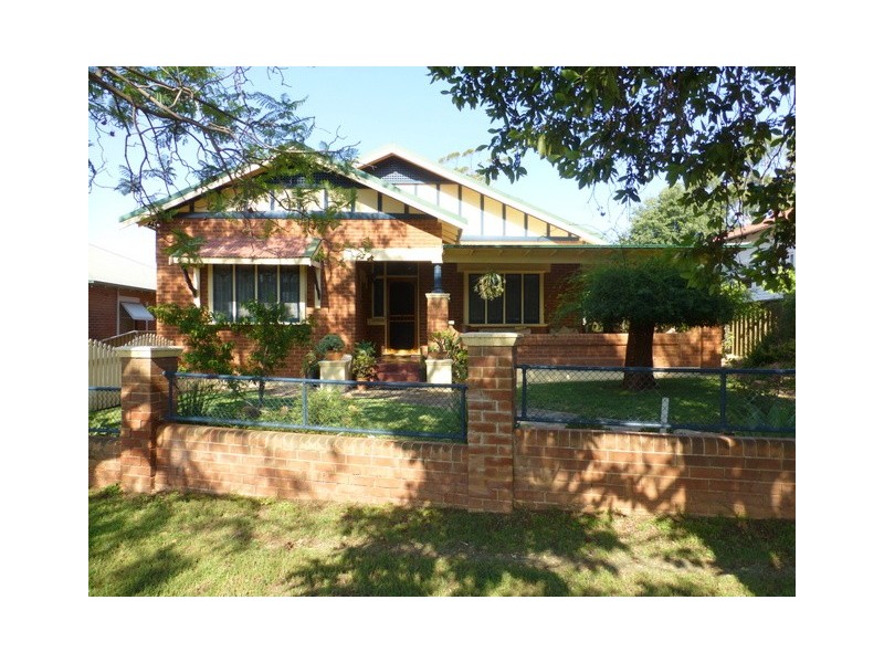 8 East Street, Parkes NSW 2870