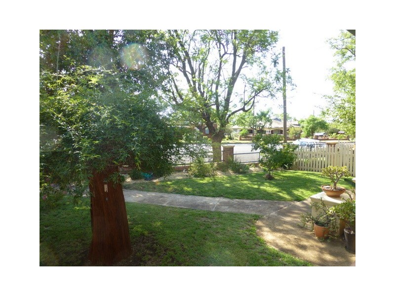 8 East Street, Parkes NSW 2870