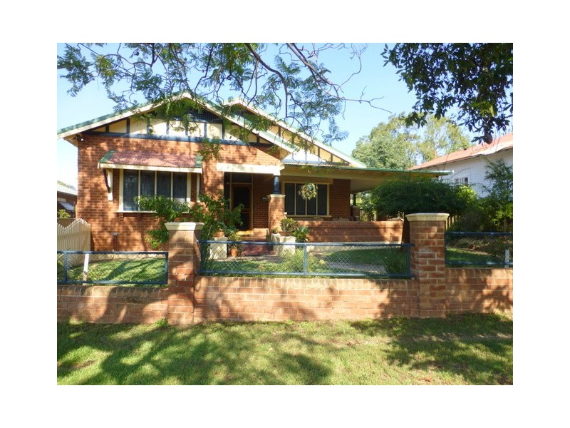 8 East Street, Parkes NSW 2870