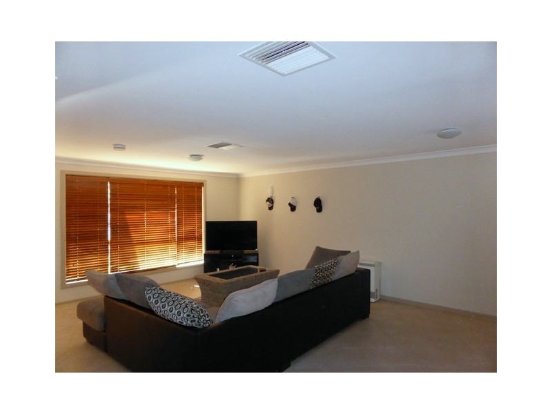 9 Thornbury Street, Parkes NSW 2870