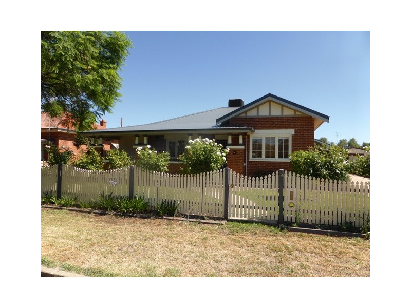6 Rees Avenue, Parkes NSW 2870
