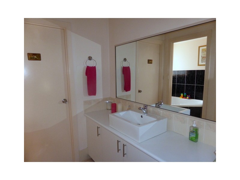 2 Thomas Tom Cres, Parkes NSW 2870