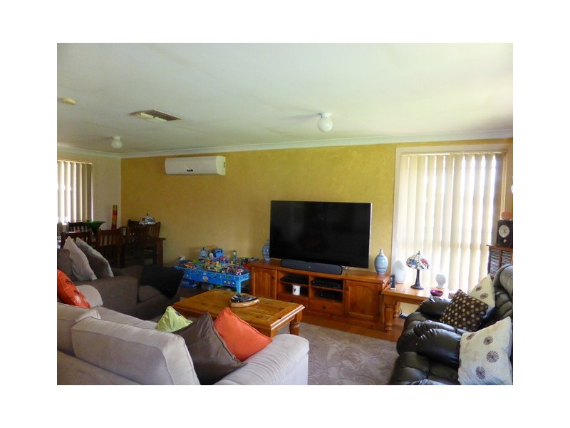 2 Thomas Tom Cres, Parkes NSW 2870