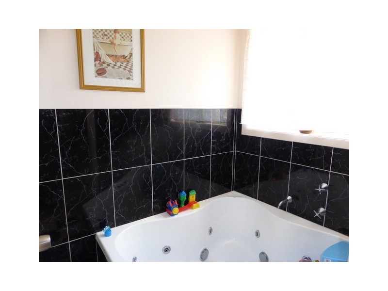 2 Thomas Tom Cres, Parkes NSW 2870