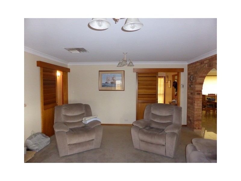 15 Mendos Place, Parkes NSW 2870