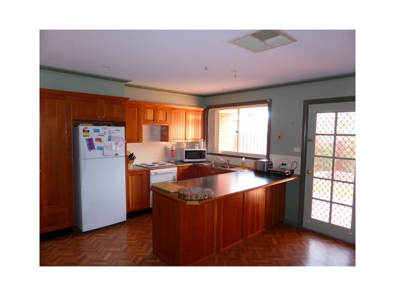 1/4 Friendship Place, Parkes NSW 2870