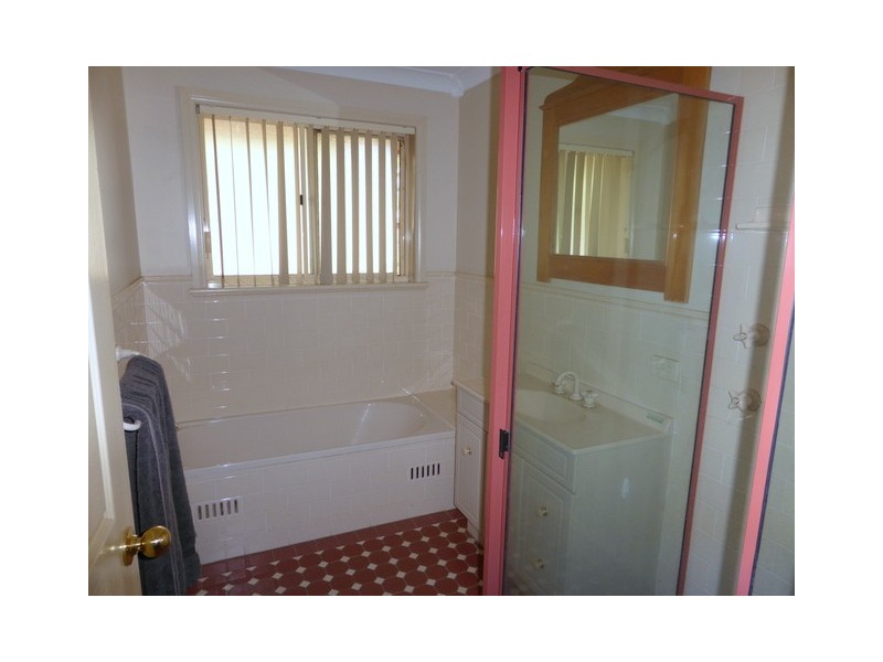 1/4 Friendship Place, Parkes NSW 2870