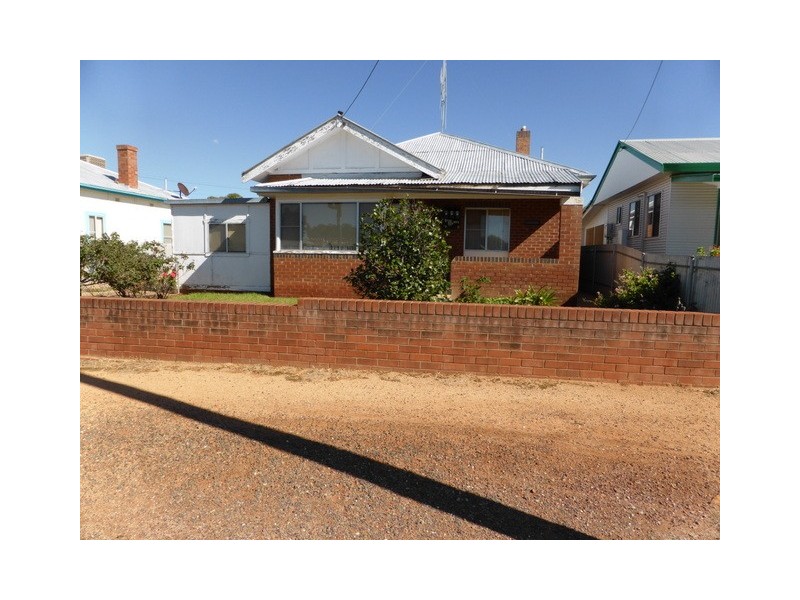4 Armstrong Street, Parkes NSW 2870