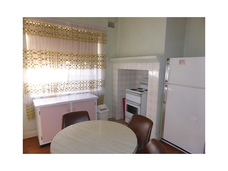 4 Armstrong Street, Parkes NSW 2870