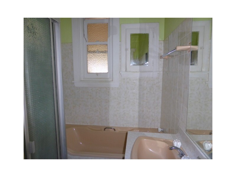 4 Armstrong Street, Parkes NSW 2870