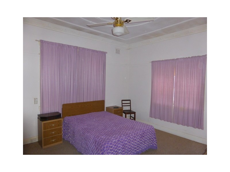 4 Armstrong Street, Parkes NSW 2870