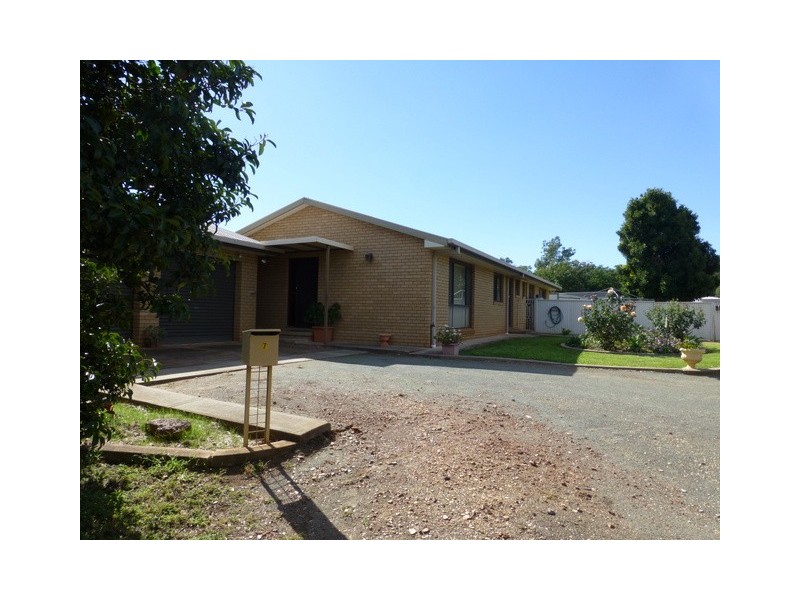 7 Fraser Avenue, Peak Hill NSW 2869