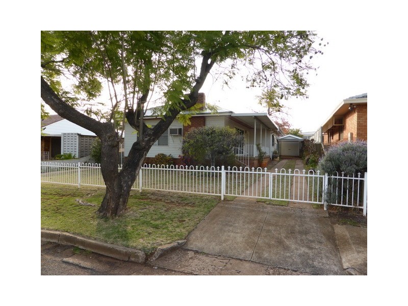 4 Belmore Avenue, Parkes NSW 2870