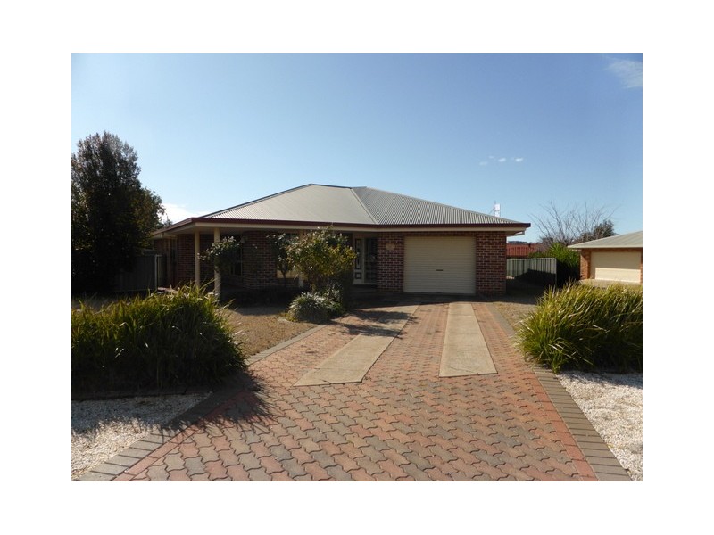 10 Christina Close, Parkes NSW 2870