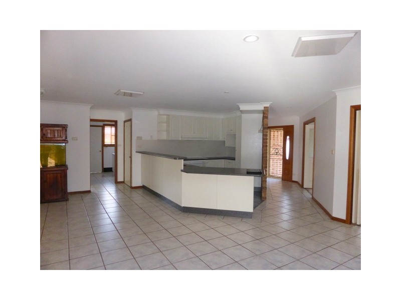 10 Christina Close, Parkes NSW 2870